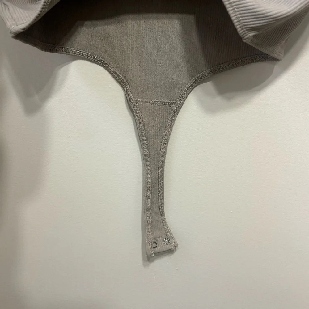 Abercrombie & Fitch Taupe Ribbed Scoop-Neck Bodysuit - Picture 4 of 5